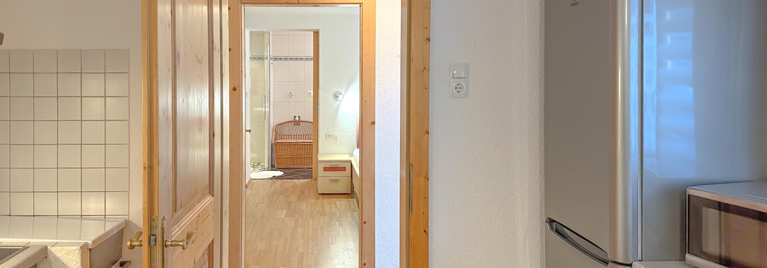 Küche mit Blick ins Badezimmer - Appart Loreen - Niederthai