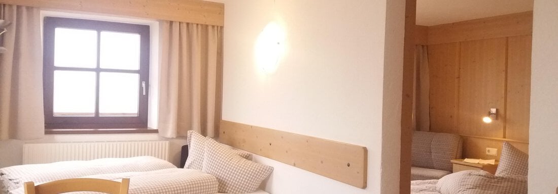 Ferienwohnung Holly Schlafzimmer Wohnzimmer - Bio & Reiterhof der Veitenhof - Niederthai