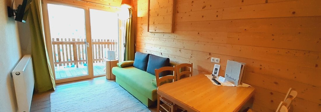 Wohnzimmer mit Balkon Ferienwohnung Sonate - Bio & Reiterhof der Veitenhof - Niederthai