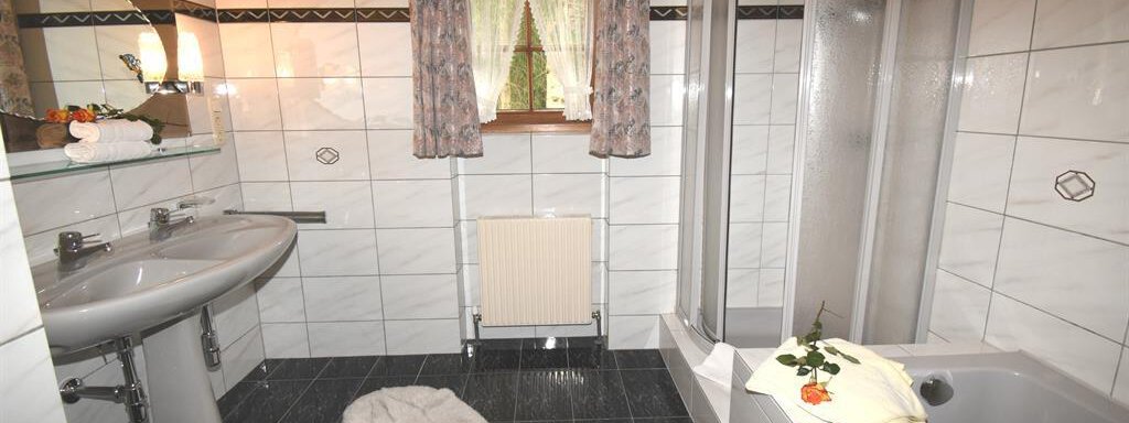 Ferienwohnung Guenther Badezimmer I - Waldesruh Apartments - Niederthai