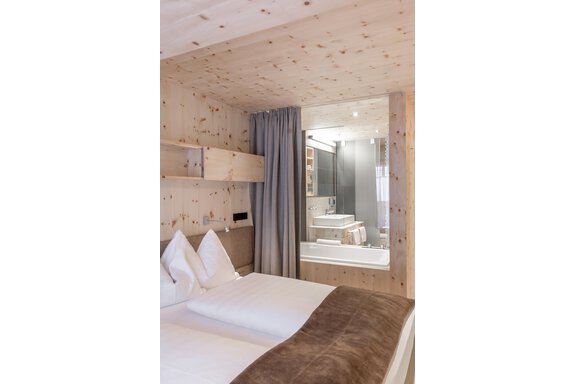 Zirbenlodge Beautiful Blick ins Badezimmer - Hotel Olympia - Obergurgl 