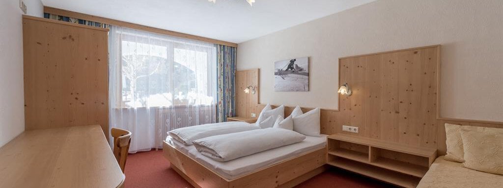 Apart L Schlafzimmer 1 - Pension Bergfrieden - Obergurgl 