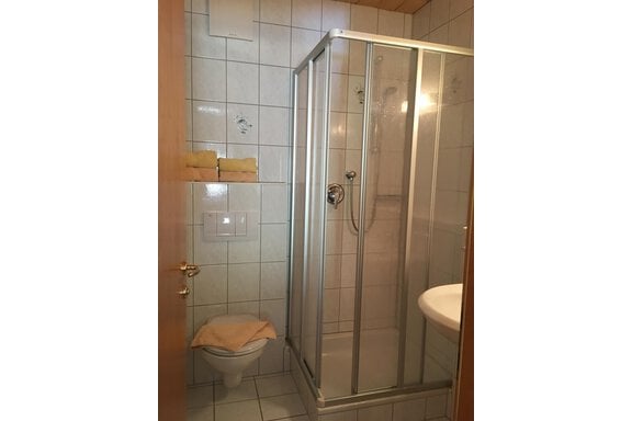 Badezimmer mit Dusche und WC Appt. B - Ferienwohnungen Heiss - Ochsengarten