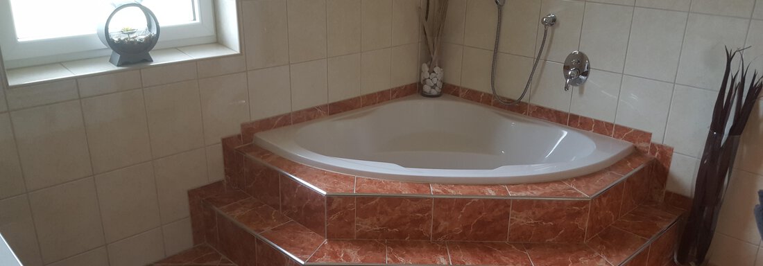 Badezimmer mit Eckbadewanne - Apart Annabell - Oetz