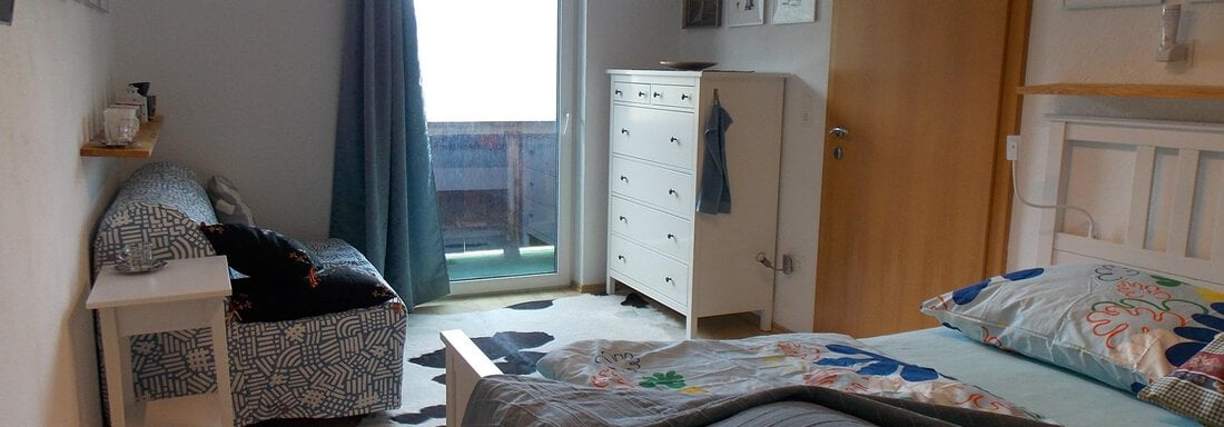 Schlafzimmer mit Couch und TV - Apart Auenstein - Oetz