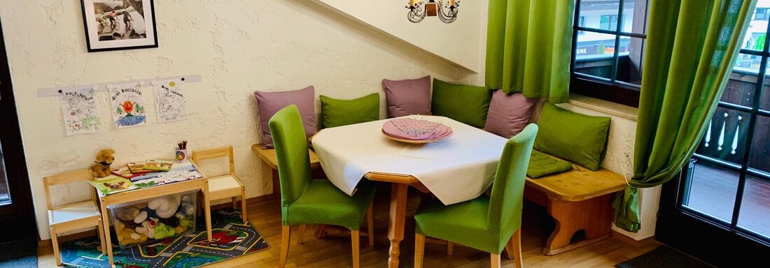 Essbereich und Kinderspieltisch - Appartement Azalea - Oetz