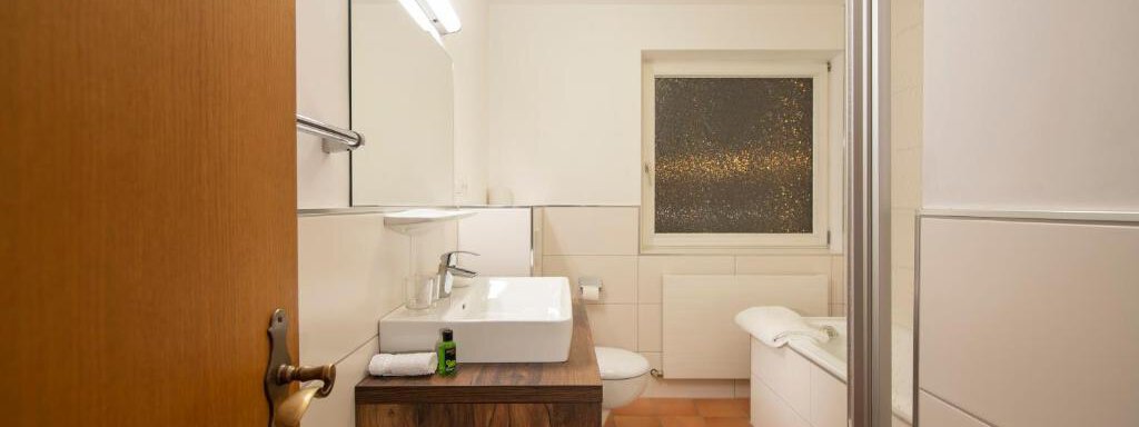 Badezimmer mit Badewanne und WC im Appt.III - Appartements Dorli Falkner - Oetz