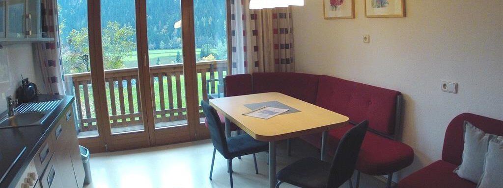 Küche mit Essbereich - Ferienwohnung Alpenrose - Oetz