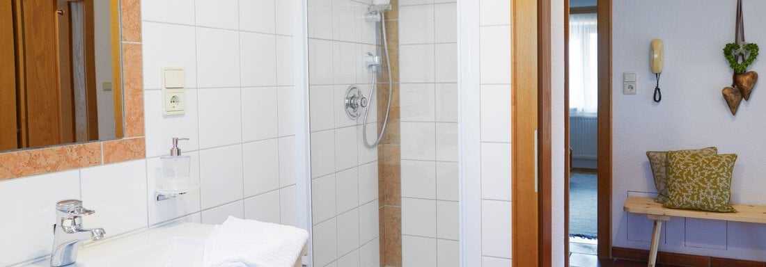 Badezimmer mit Dusche - Ferienwohnung Elfi Fiegl - Oetz