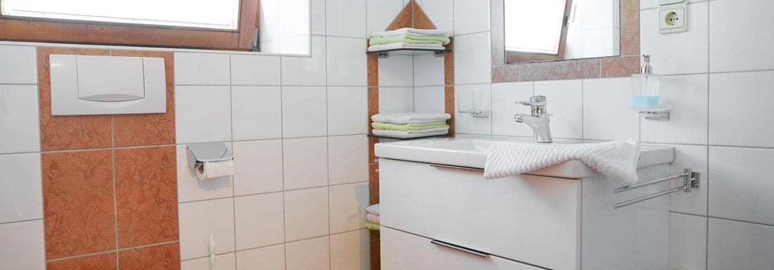 Badezimmer mit WC - Ferienwohnung Elfi Fiegl - Oetz