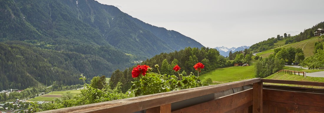 Balkon mit Ausblick - Ferienwohnungen Kirchebnerhof - Oetz