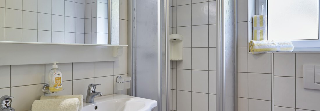 Badezimmer mit Dusche und WC - Ferienwohnungen Kirchebnerhof - Oetz