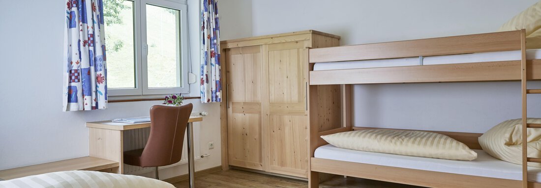 Familienzimmer mit Doppelbett und Stockbett - Ferienwohnungen Kirchebnerhof - Oetz