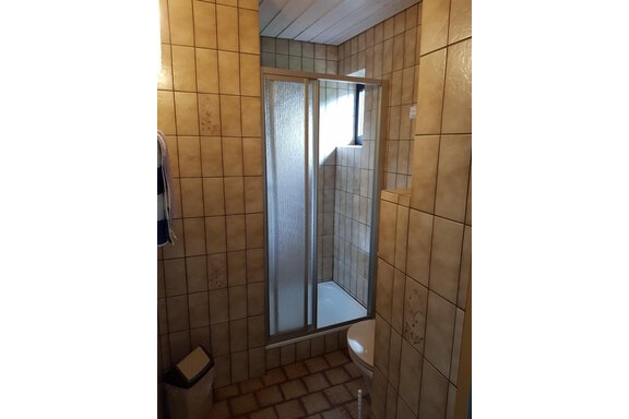 Badezimmer mit Dusche und WC - Gästehaus Alpenruh - Oetz