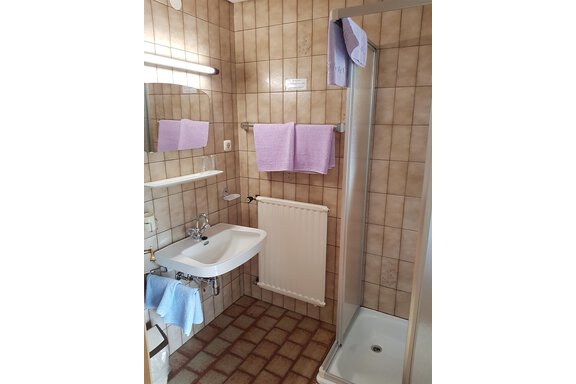 Badezimmer mit Dusche und WC - Gästehaus Alpenruh - Oetz