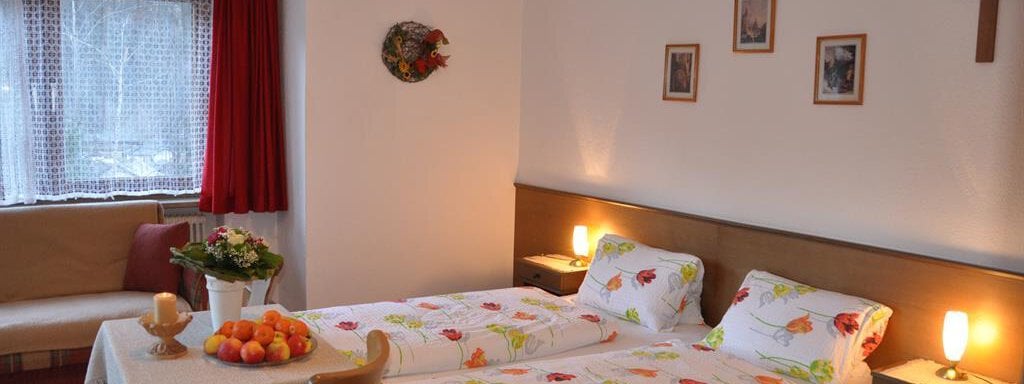 Dreibettzimmer  - Howdy's Gästehaus - Oetz