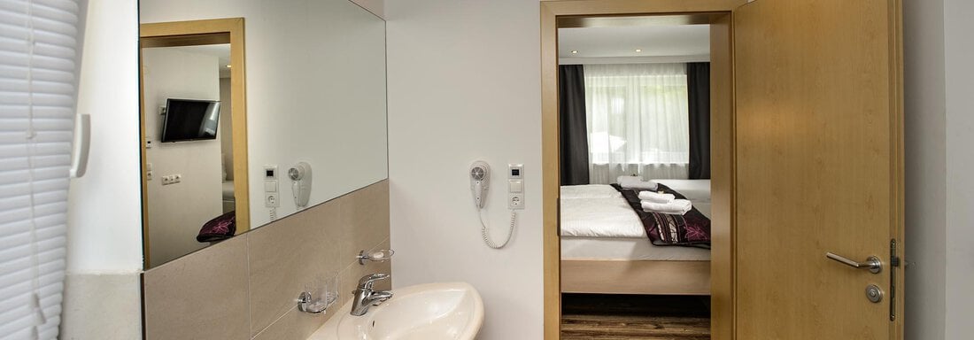 Badezimmer im Dreibettzimmer LH Ambachhof - Landhaus Ambachhof - Oetz