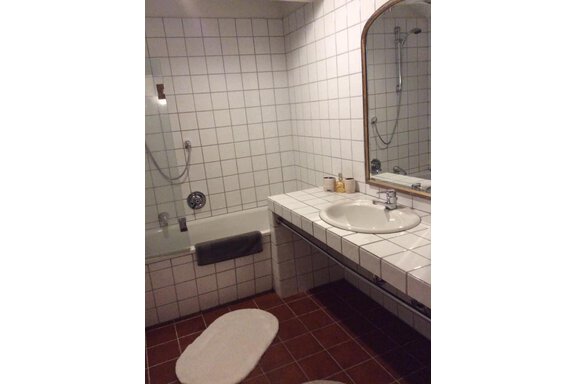 Badezimmer mit Badewanne-Dusche - MAK - Oetz