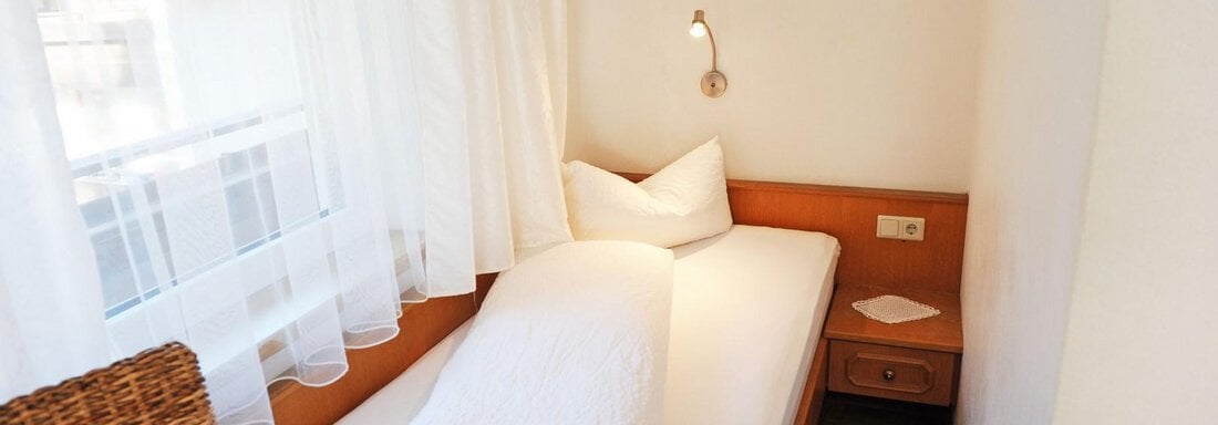 drittes Bett im Dreibettzimmer - Pension Olympia - Oetz