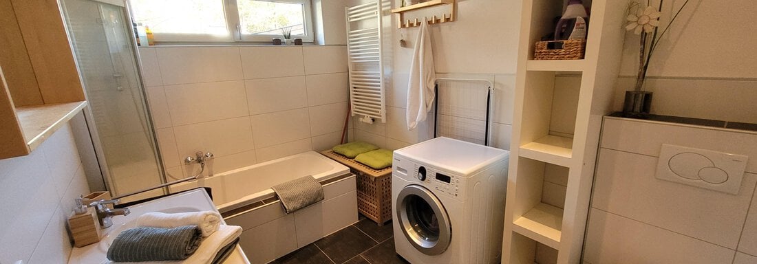 Badezimmer mit Badewanne, WC, Waschmaschine - Ferienwohnung "Kleine Auszeit" - Ötztal Bahnhof