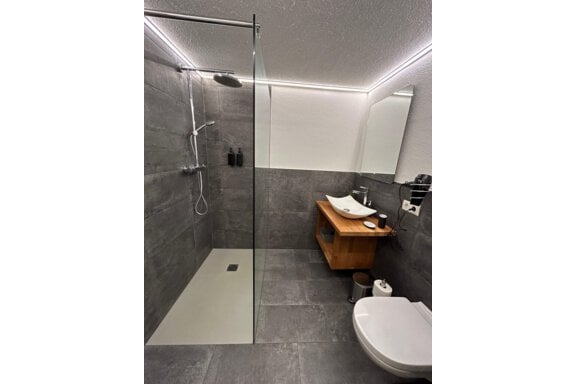 Badezimmer mit Dusche und WC - Apart Alpinzeit - Sautens