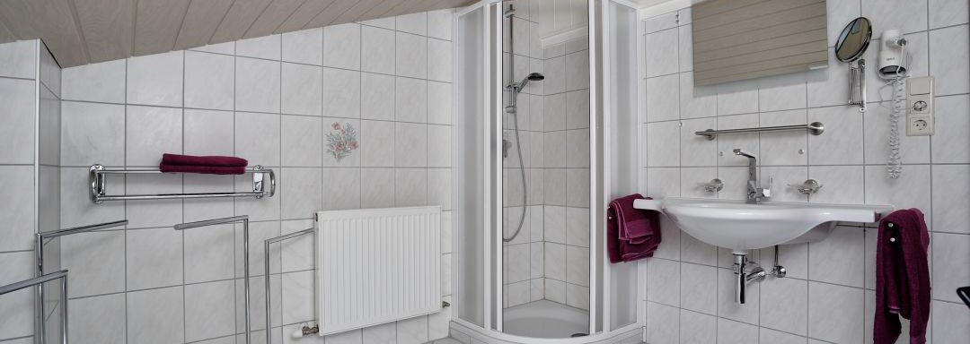 großes Badezimmer mit Dusche - Auszeit Oetztal - Sautens