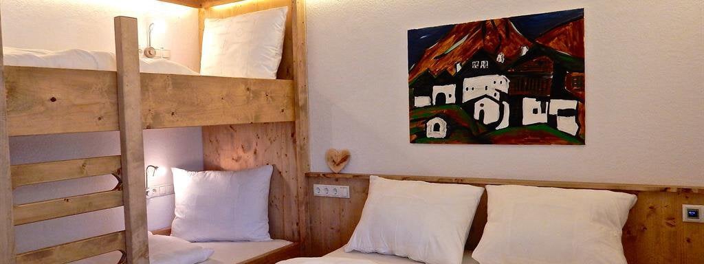 Zimmer "Tirol" mit Stockbetten - Ferienhaus Alpina - Sautens