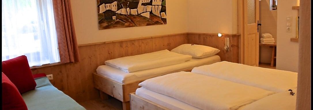 Schlafzimmer mit Bad - Ferienhaus Alpina - Sautens