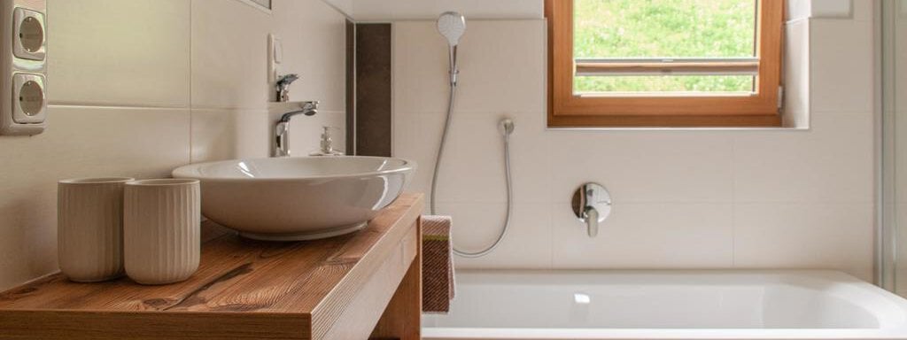 Badezimmer mit Badewanne - Ferienhaus Sennerhäusl - Sautens