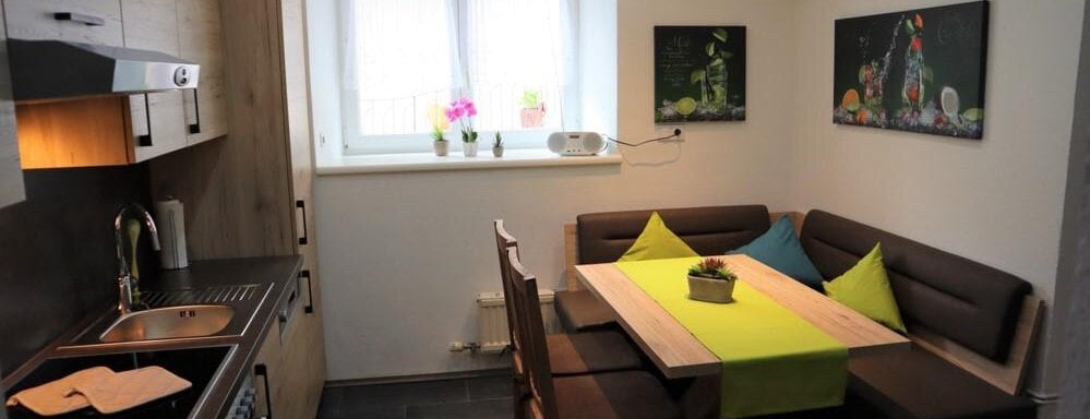 Küche mit Sitzecke - Ferienwohnung Lenz - Sautens