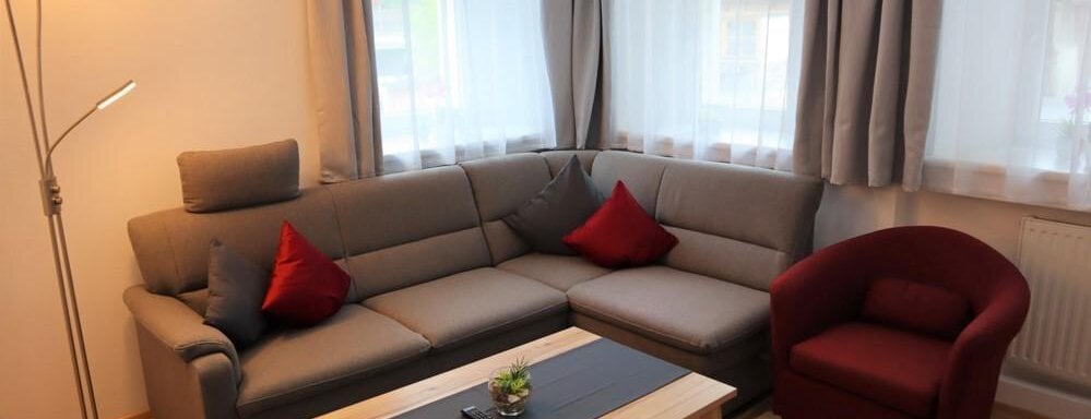 Wohnraum mit Couch - Ferienwohnung Lenz - Sautens