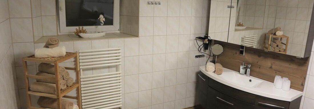 geräumiges Badezimmer mit Eckbadewanne - Ferienwohnung Lenz - Sautens