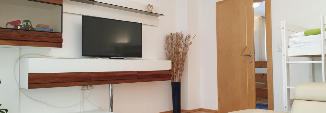 separates Wohnzimmer mit Smart-TV - Ferienwohnung "Zum Glück" - Sautens