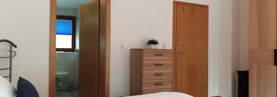 seperates Schlafzimmer mit eigenem Bad - Ferienwohnung "Zum Glück" - Sautens