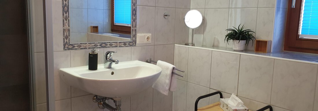 zweites Badezimmer mit ebenerdiger Dusche - Ferienwohnung "Zum Glück" - Sautens