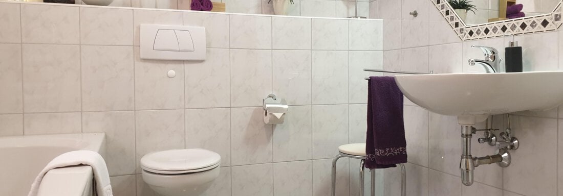 großes, helles Badezimmer mit Badewanne - Ferienwohnung "Zum Glück" - Sautens