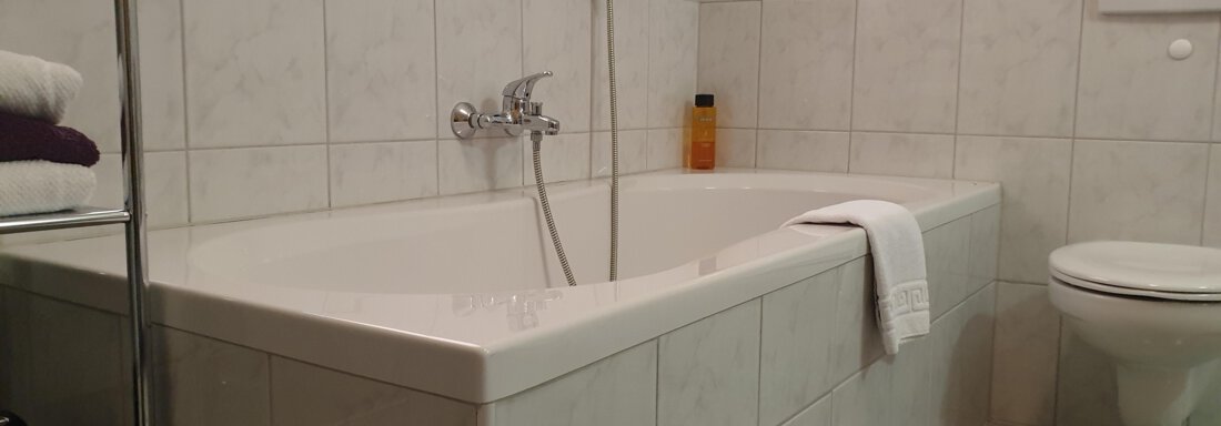 großes, helles Badezimmer mit Badewanne - Ferienwohnung "Zum Glück" - Sautens