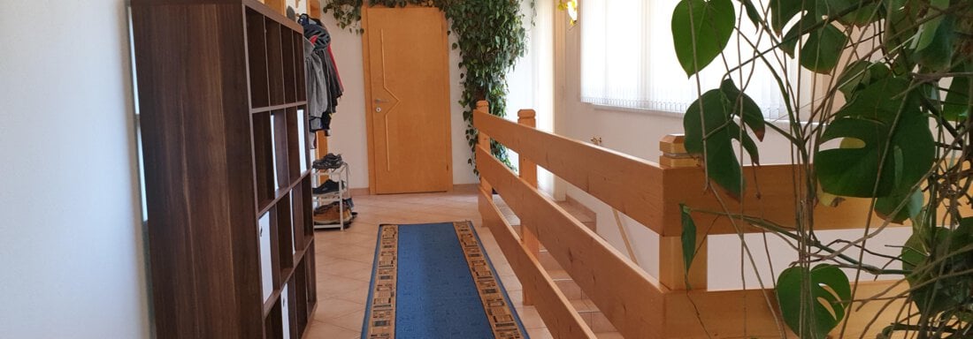 heller Flur mit Innentreppe - Ferienwohnung "Zum Glück" - Sautens