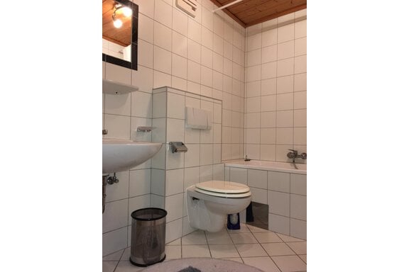 Badezimmer mit Badewanne und WC - Haus Lotte - Sautens