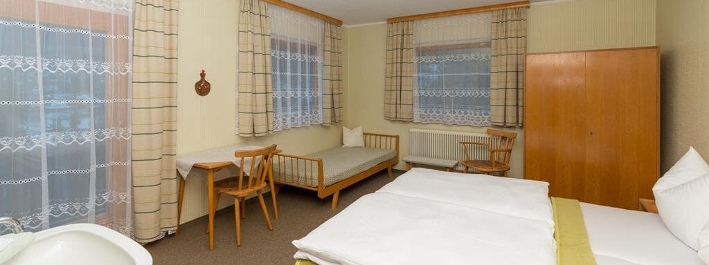 Zimmer mit Doppelbett und Liege - Haus Sonnenheim - Sautens