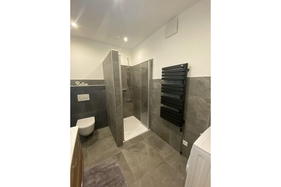 Badezimmer mit Dusche und WC und Waschmaschine - Leonie´s Appartement - Sautens