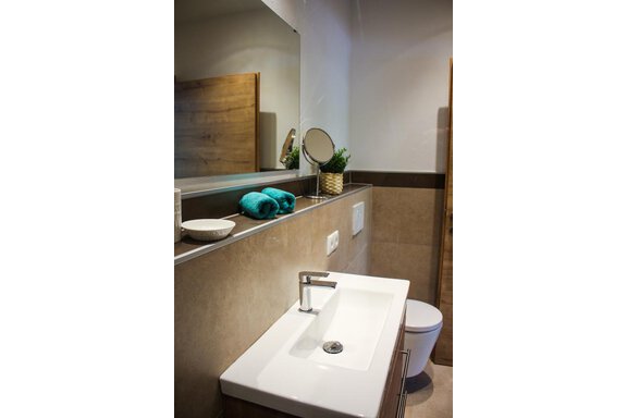 Badezimmer mit Dusche - Living Apartment Maurer - Sautens