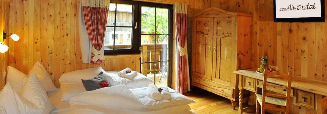 Schlafzimmer mit Doppelbett - Resort Alt Ötztal - Sautens