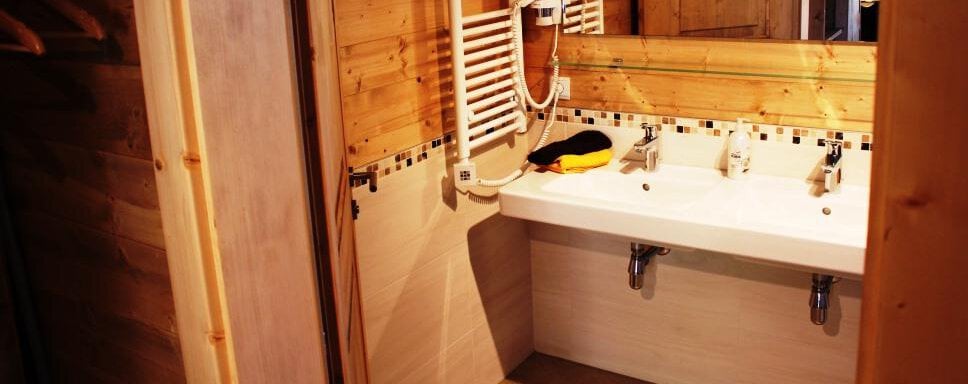 Badezimmer mit Dusche - X-Alp Lodges - Sautens