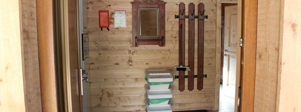 Vorrau mit Garderobe - X-Alp Lodges - Sautens