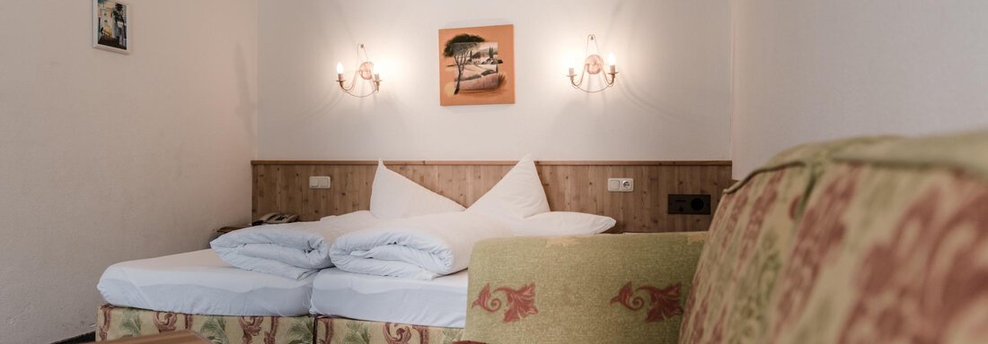 Zimmer mit Schlafsofa Tiefparterre - Apart Hotel Garni Alt Kaisers - Sölden