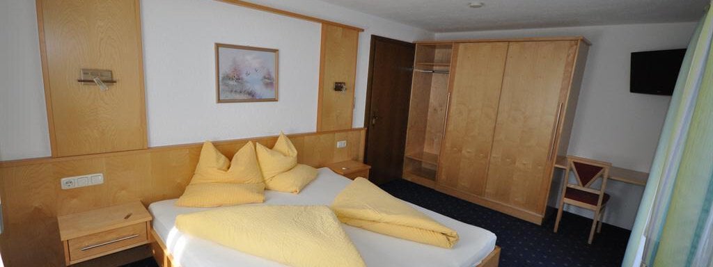 Schlafzimmer mit TV - Appartement Harmonie - Sölden