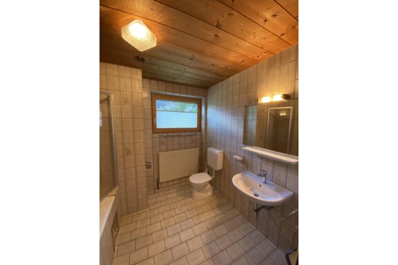 Badezimmer mit Badewanne und WC - Appt. Scheiber Hubert - Sölden