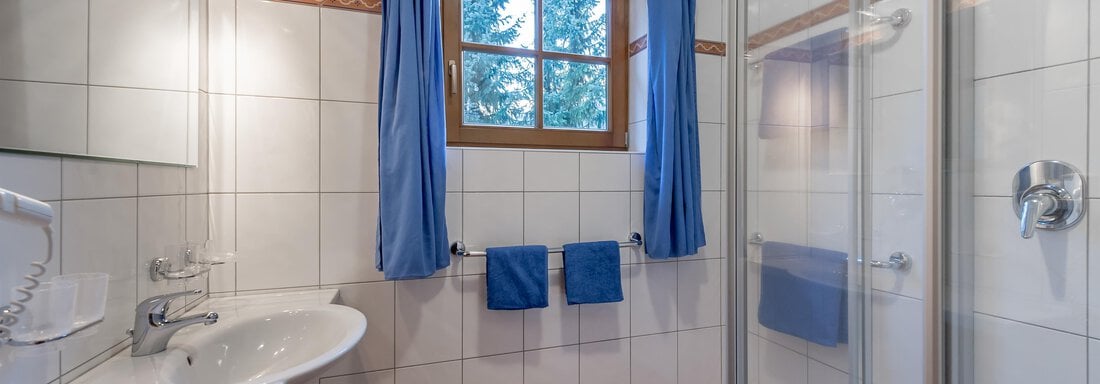 Badezimmer mit Dusche - Ferienappartements Linserhof - Sölden