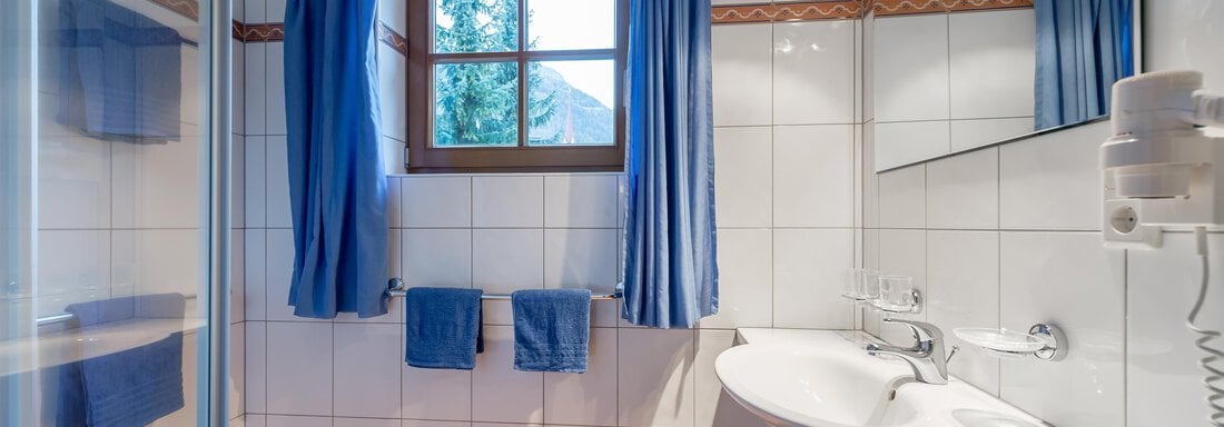 Badezimmer mit Dusche - Ferienappartements Linserhof - Sölden